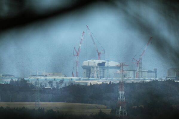 Породице жртава окупиле су се од раног јутра на рушевинама основне школе Окава у Ишиномакију, у префектури Мијаги, где је 84 ученика и наставника изгубило живот у цунамију. - Sputnik Србија