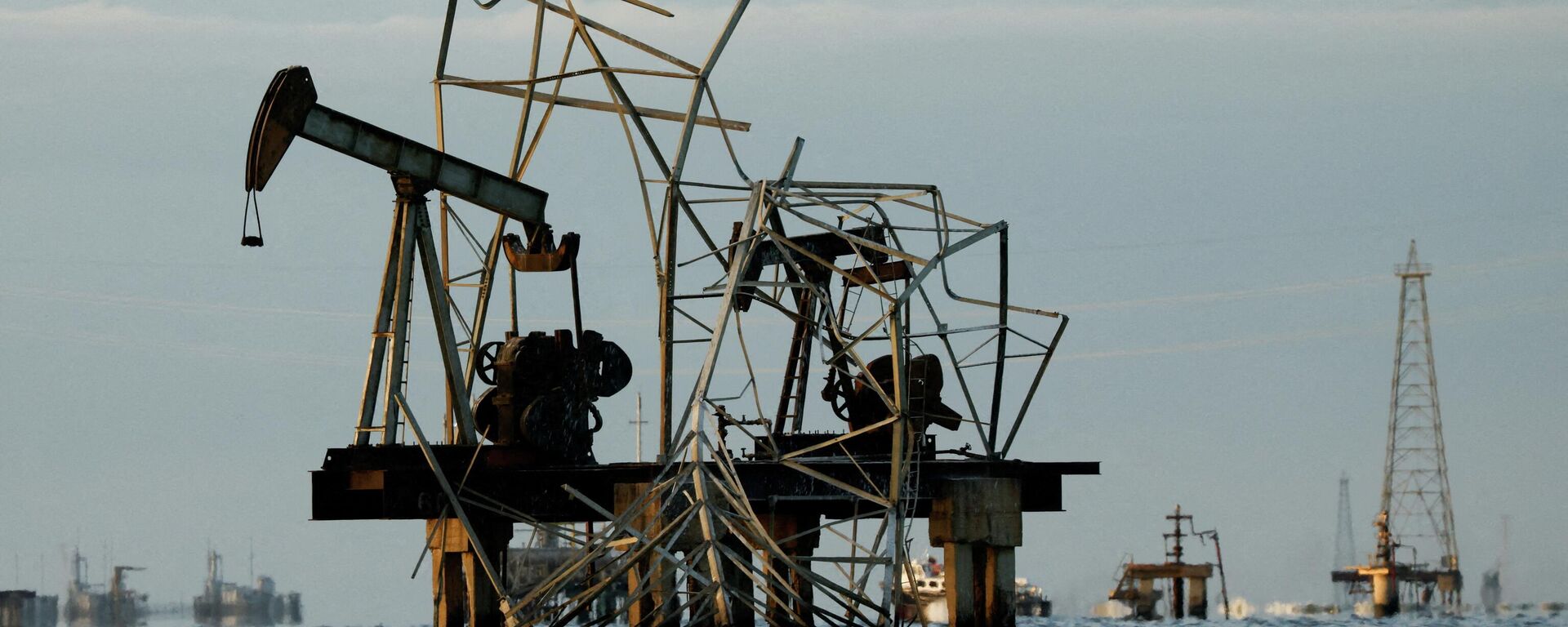 Напуштене пумпе оштећене током времена на пољу државне нафтне компаније PDVSA на језеру Маракаибо - Sputnik Србија, 1920, 12.03.2026