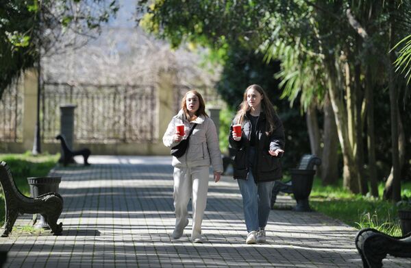 Опуштена шетња парком. - Sputnik Србија