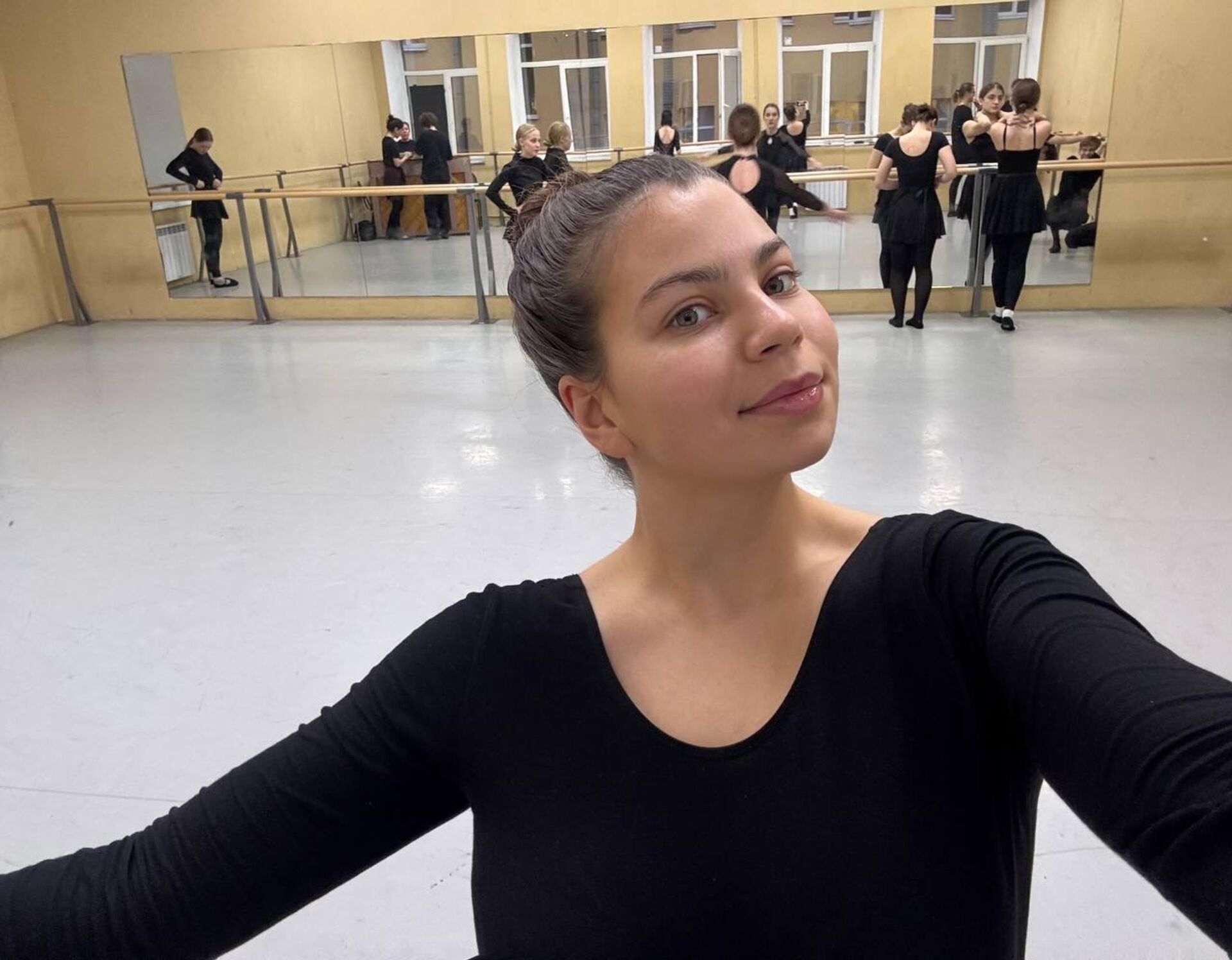 Професорка плеса је толико захтевна, да имам утисак да сам у строгој балетској школи какву сам гледала у филмовима - Sputnik Србија, 1920, 13.03.2026