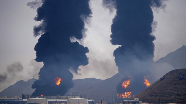 Пожар у рафинерији нафте у Фуџаири у УАЕ након напада иранског дрона - Sputnik Србија