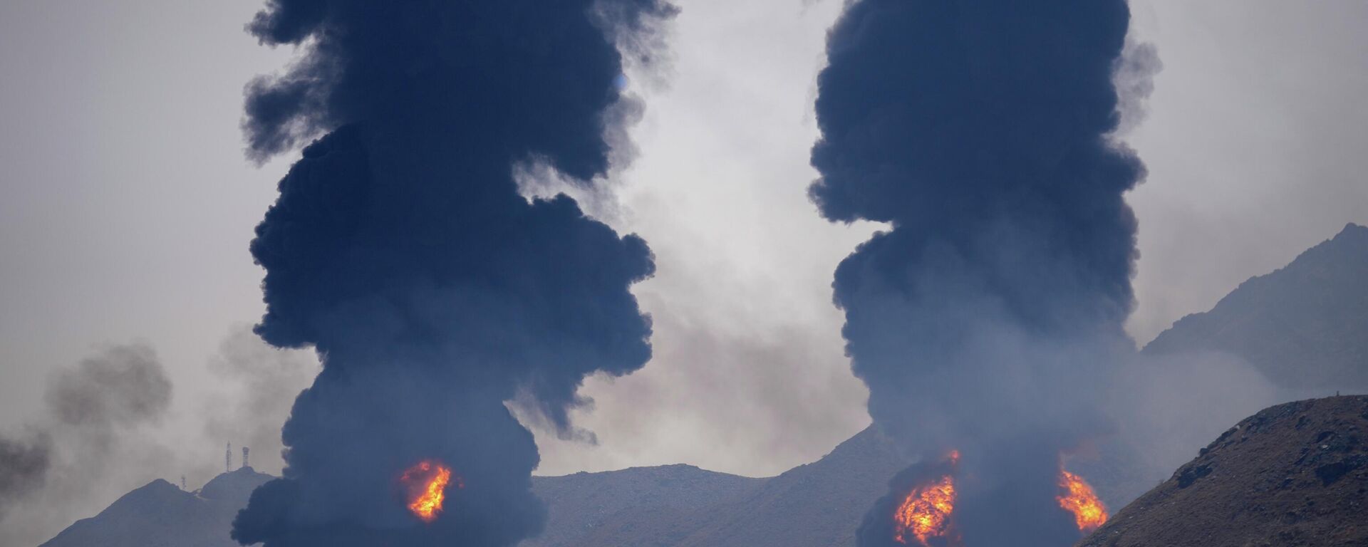 Пожар у рафинерији нафте у Фуџаири у УАЕ након напада иранског дрона Пожар у рафинерији нафте у Фуџаири у УАЕ након напада иранског дрона - Sputnik Србија, 1920, 15.03.2026