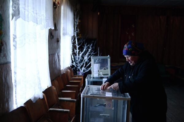 Гласање на референдуму о статусу Крима на бирачком месту у селу Широкое. - Sputnik Србија