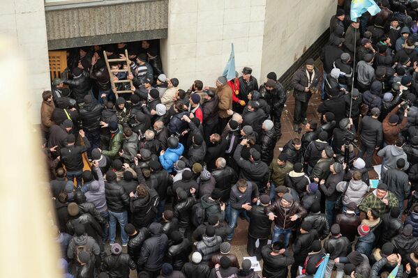 Учесници масовног митинга „Устанимо за Крим“ испред зграде Врховне раде Крима у Симферопољу. - Sputnik Србија