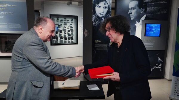 Glumcu Stivenu Reju uručen Zlatni pečat u Jugoslovenskoj kinoteci - Sputnik Srbija