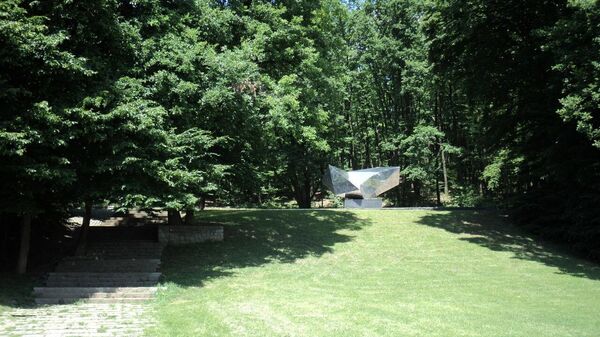 Скандалозно: Испред спомен-парка жртвама усташког режима у Хрватској постављене лежаљке сунчање