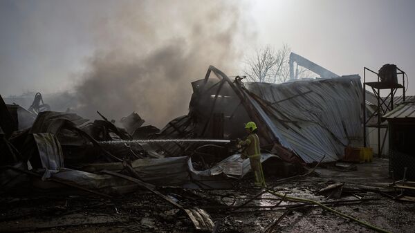 Vatrogasac gasi požar na mestu direktnog pogotka iranske rakete u centralnom Izraelu  - Sputnik Srbija