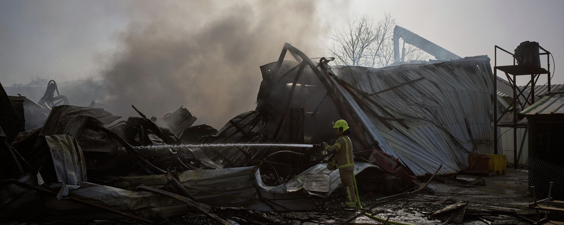 Vatrogasac gasi požar na mestu direktnog pogotka iranske rakete u centralnom Izraelu  - Sputnik Srbija, 1920, 25.03.2026