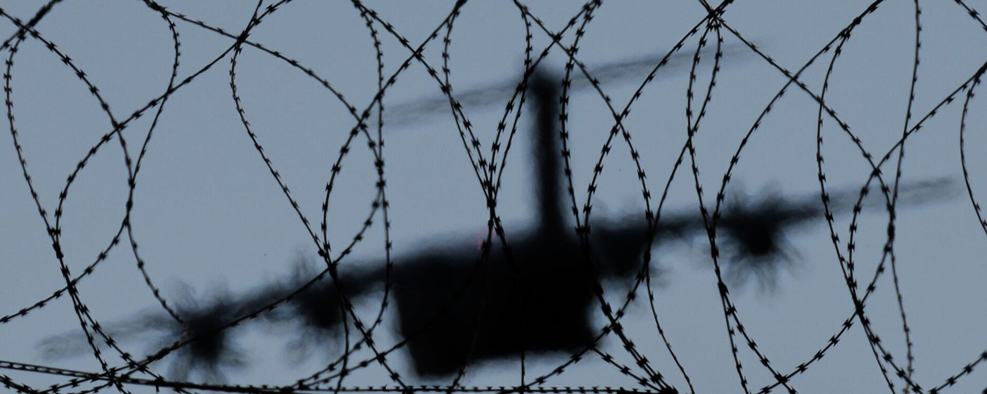 Авион слеће у војну базу - Sputnik Србија, 1920, 19.03.2026