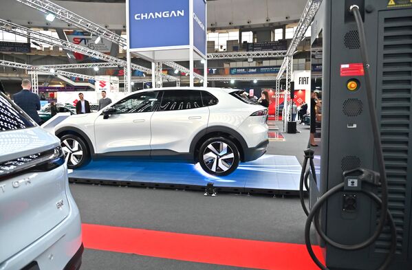 Од укупног броја изложених аутомобила, чак 70 припада електричној или хибридној категорији - Sputnik Србија