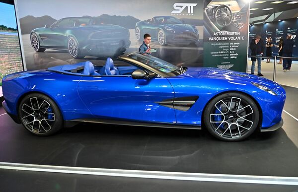 Као и сваке година, велики број посетиоца жели да види( и услика) најскупљи изложени модел. Ове године је то овај краљевско плави "Vanquish Volante" престижног бренда Астон Мартин, чија цена (без пратеће опреме) износи пола милиона евра! - Sputnik Србија