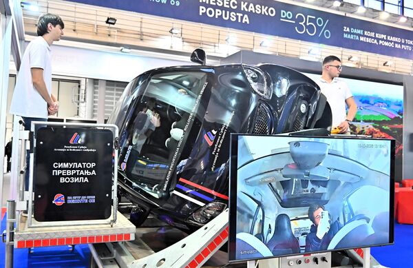 А на штанду Агенције за безбедност саобраћаја можете испробати симулатор превртања возила  који верно приказује превртање возила при удесу. Циљ демонстрације је подизање свести о важности везивања сигурносног појаса  - Sputnik Србија
