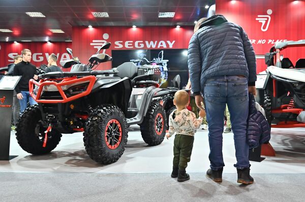 Љубав према аутомобилима се гради од малих ногу  - Sputnik Србија