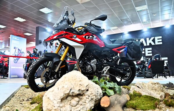 Љубитеље аутомобила и мотоцикала током ове јединствене ауто-мото манифестације на Београдском сајму очекује богат и разноврстан програм информативних, едукативних, забавних, такмичарских и наградних садржаја - Sputnik Србија