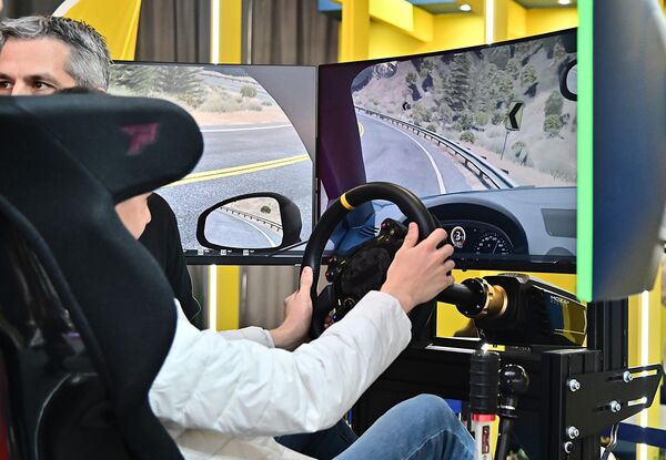 На штанду АМС Србије посетиоци ће моћи да испробају симулаторе вожње, од којих је један посебно занимљив и едукативан. Наиме, симулатор вам изизетно реално демонстрира све опасности од употребе мобилног телефона током вожње, показујући како чак и краткотрајна непажња драстично повећава ризик од удеса - Sputnik Србија