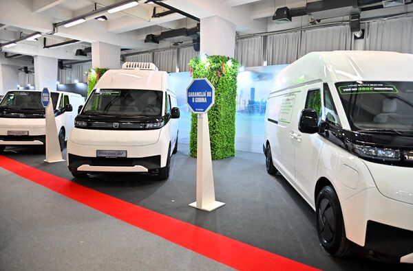 Пролази између хала су традиционално окупирани од стране излагача лаких комерцијалних возила, где ће се представити 12 произвођача, од којих ће четири бренда имати седам премијера. - Sputnik Србија