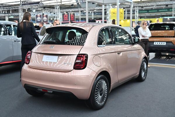 Најновија генерација модела Фиат 500, и то у својој потпуно електричној верзији (500е). Препознатљив по ретро дизајну и упечатљивој боји (ружичасто злато), која је постала заштитни знак овог модела од његовог лансирања - Sputnik Србија