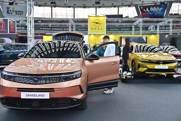 На Београдском сајму посетиоци су највише сабрани око традиционалних европских брендова, попут опела, пежоа, цитроена и реноа  - Sputnik Србија