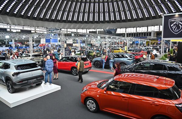 Посетиоце  Сајма очекује широк распон типова возила – од компактних градских аутомобила до луксузних лимузина, СУВ и теренских модела, спортских и електричних возила, као и лаких привредних возила - Sputnik Србија