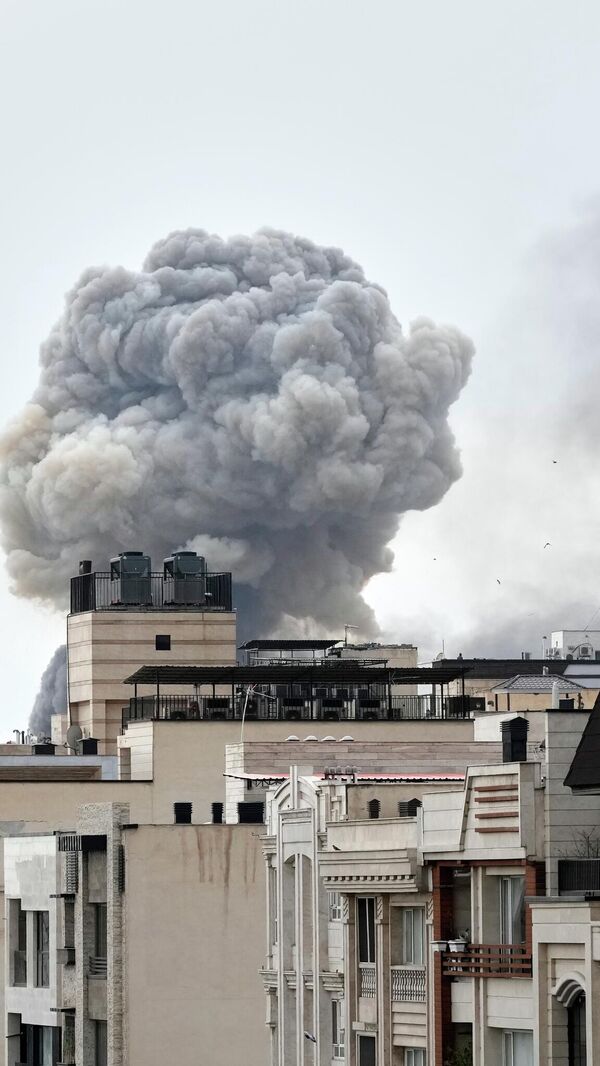 Облак дима након напада у Техерану у понедељак, 2. марта 2026. (АП/Вахид Салеми) - Sputnik Србија