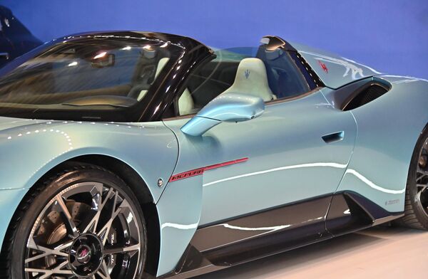 Одликује се монокок шасијом од угљеничних влакана и препознатљивим вратима у облику лептира. - Sputnik Србија