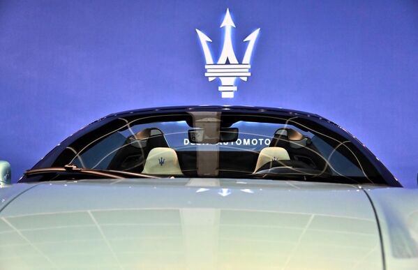  Посебну пажњу привлачи иновативни стаклени кров са ПДЛЦ технологијом, који се једним додиром може затамнити или потпуно отворити, пружајући јединствен осећај вожње под отвореним небом. - Sputnik Србија