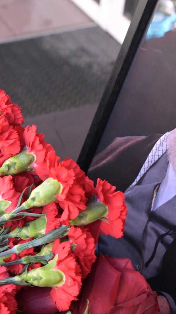 Полагање цвећа на Генерални конзулат Ирана у Казању - Sputnik Србија