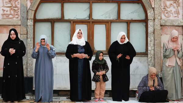 Musulьmane-sunnitы soveršaюt molitvu po slučaю okončaniя svящennogo mesяca Ramadan v Bagdade, Irak - Sputnik Srbija