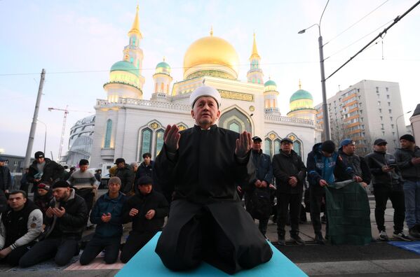 Имам Марат хазрети Аршабајев током свечане молитве поводом Рамазанског бајрама у Саборној џамији у Москви. - Sputnik Србија