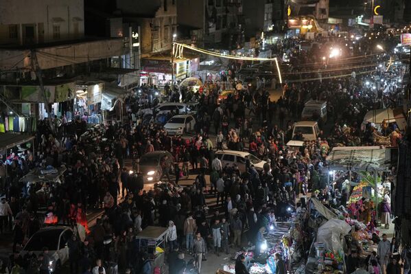 Гужва на пијаци у Гази. Палестиници купују намирнице на пијаци за прославу празника. - Sputnik Србија