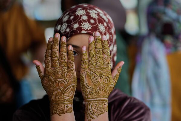 Муслиманка позира док су јој руке украшене каном уочи Рамазанског бајрама који означава крај месеца поста Рамазана у индијском Кашмиру. - Sputnik Србија