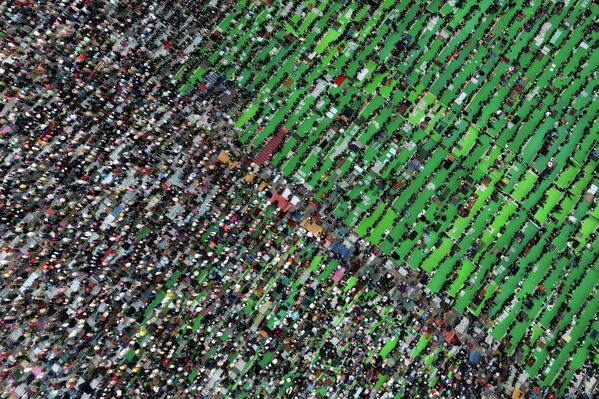 Албанска престоница Тирана. Снимак из дрона. Муслимани се моле на Тргу Скендербега. - Sputnik Србија