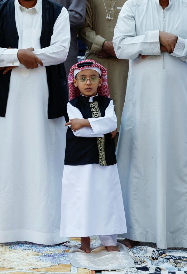 Муслимански верници присуствују молитвама за Рамазански бајрам у Ријаду, у Саудијској Арабији. - Sputnik Србија