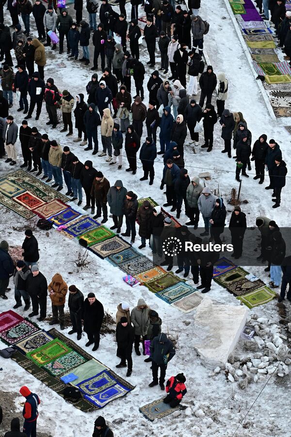 Верници присуствују молитвама за Рамазански бајрам испред џамије у хладно јутро у сибирском граду Краснојарску, у Русији. - Sputnik Србија