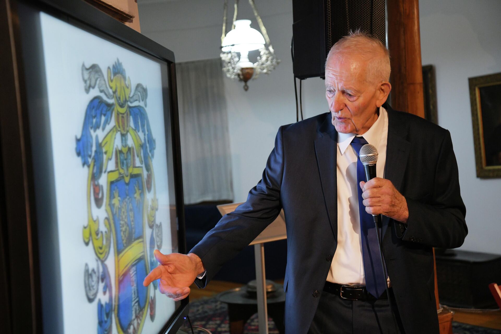 Autor knjige Milan Pavasović sa grbom srpske plemićke porodice Pavasović  - Sputnik Srbija, 1920, 20.03.2026