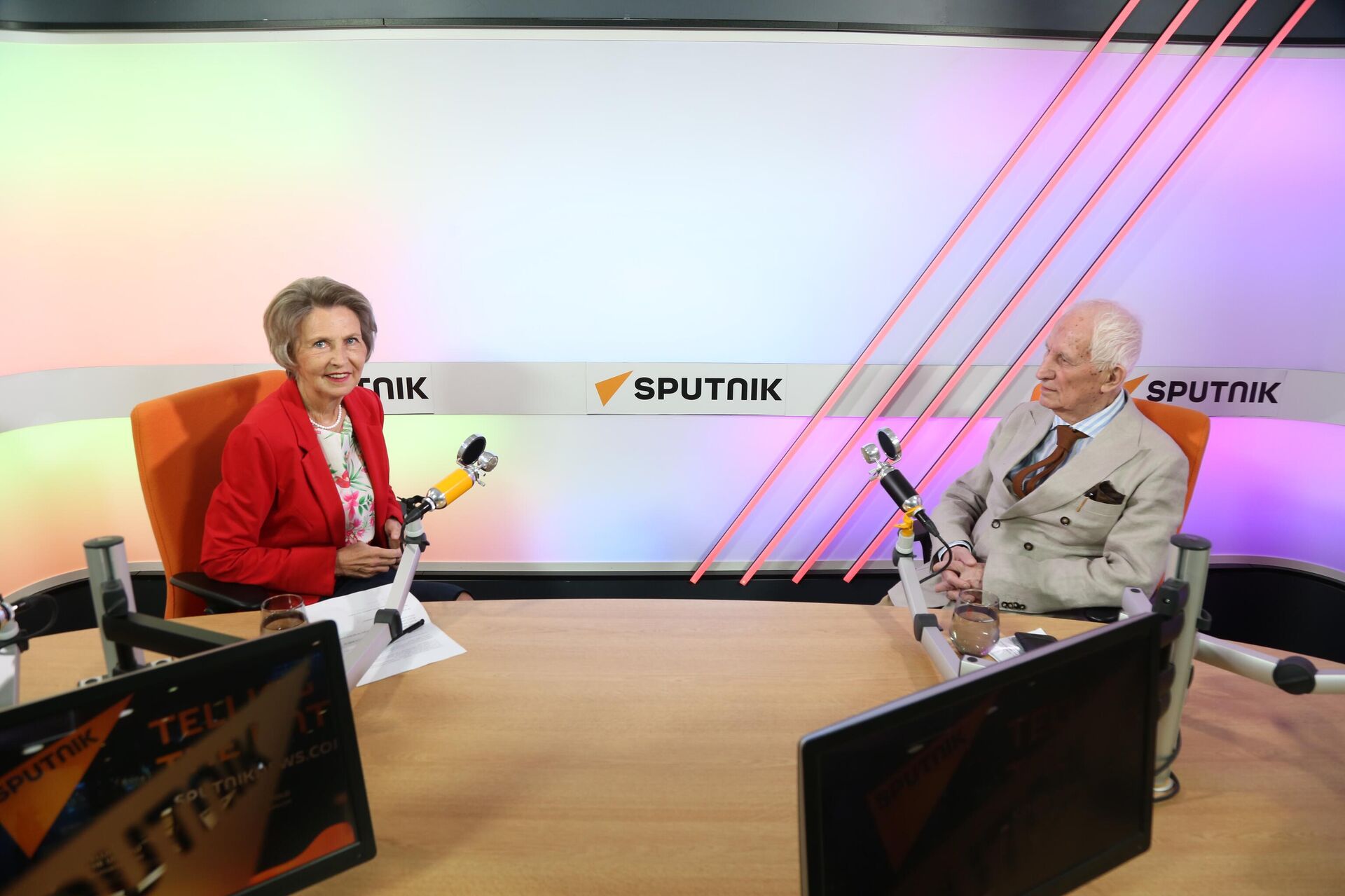 Главни и одговорни уредник српског Спутњика Љубинка Милинчић и  академик Матија Бећковић  - Sputnik Србија, 1920, 22.03.2026