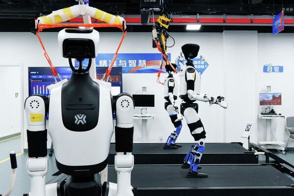 Руководилац производног одељења платформе Хуанг Же објаснио је да се у фази тестирања најпре врши иницијално укључивање опреме, након чега следи двочасовни тест издржљивости појединачних компоненти, укључујући роботске руке. - Sputnik Србија