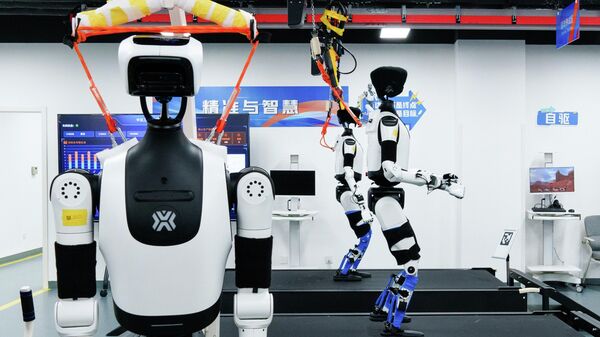 Sborka i testirovanie čelovekopodobnыh robotov v Pekine  - Sputnik Srbija