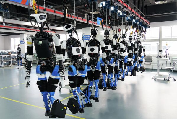 Руководилац платформе Љу Ичжан истакао је да тек након завршене пилотне провере постоји могућност преласка на пун серијски производни процес роботских система. - Sputnik Србија