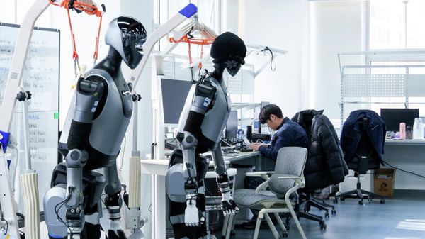 Сборка и тестирование человекоподобных роботов в Пекине  - Sputnik Србија