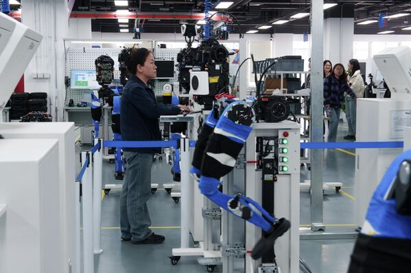 Захваљујући увођењу јединствених производних стандарда и вишестепеног система провера, платформа омогућава решавање такозваног „проблема последње миље“, обезбеђујући прелазак хуманоидних робота из лабораторија на производне линије. - Sputnik Србија