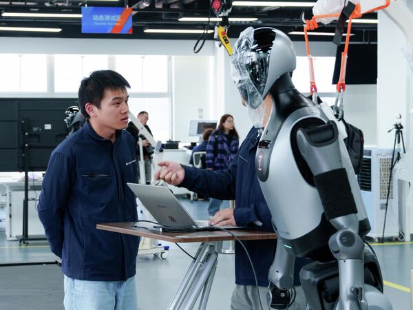 Према подацима Пекиншког иновационог центра за хуманоидну робототехнику, платформа је опремљена са 500 комплета производне и испитне опреме. Њен годишњи капацитет омогућава производњу до 5.000 хуманоидних робота у пилотној фази. - Sputnik Србија