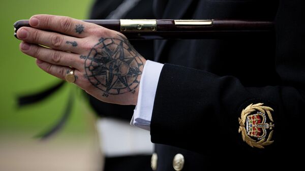 Морнарички официр посматра параду у част краља Чарлса III након његовог крунисања у Гриничу, Енглеска, понедељак, 8. маја 2023. - Sputnik Србија