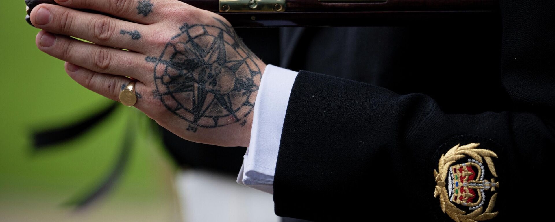 Морнарички официр посматра параду у част краља Чарлса III након његовог крунисања у Гриничу, Енглеска, понедељак, 8. маја 2023. - Sputnik Србија, 1920, 23.03.2026