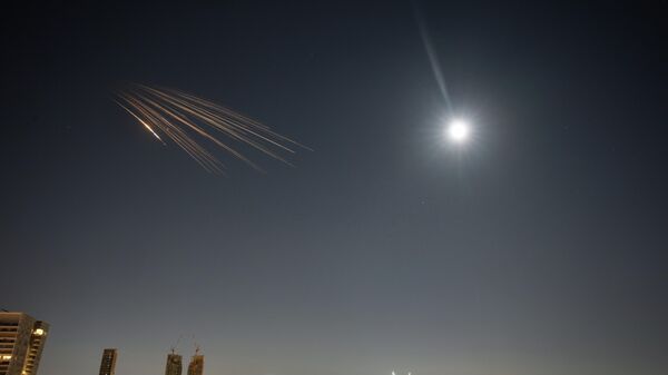 Raketы, zapuщennыe iz Irana, vidnы v nebe nad centralьnoй častью Izrailя - Sputnik Srbija