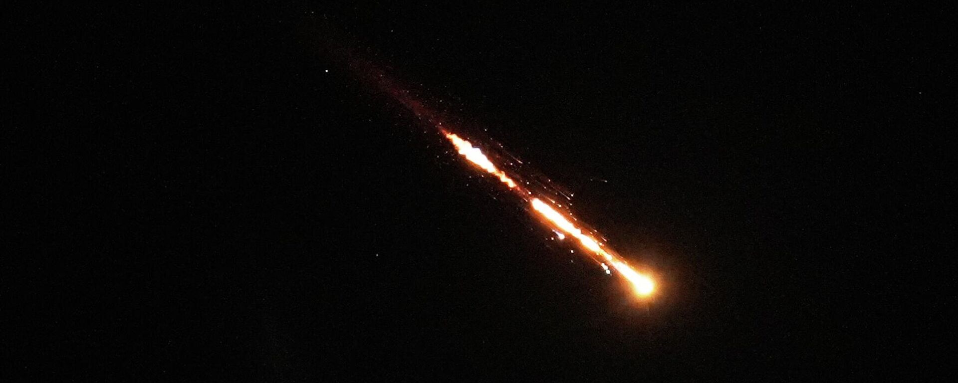 Следы кассетной ракеты, выпущенной из Ирана, в небе над Тель-Авивом, Израиль - Sputnik Србија, 1920, 04.04.2026