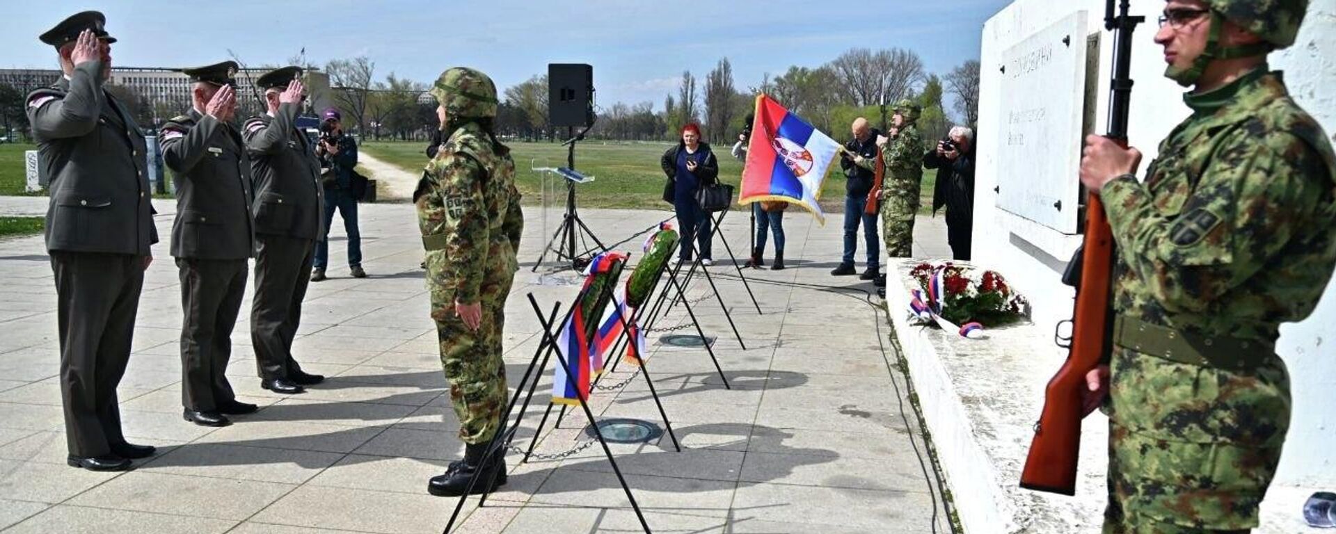 Поводом 27. годишњице бомбардовања положени су венци на спомен-обележје „Вечна ватра“ у Парку пријатељства на Ушћу - Sputnik Србија, 1920, 24.03.2026