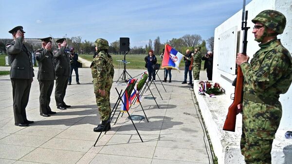 Поводом 27. годишњице бомбардовања положени су венци на спомен-обележје „Вечна ватра“ у Парку пријатељства на Ушћу - Sputnik Србија