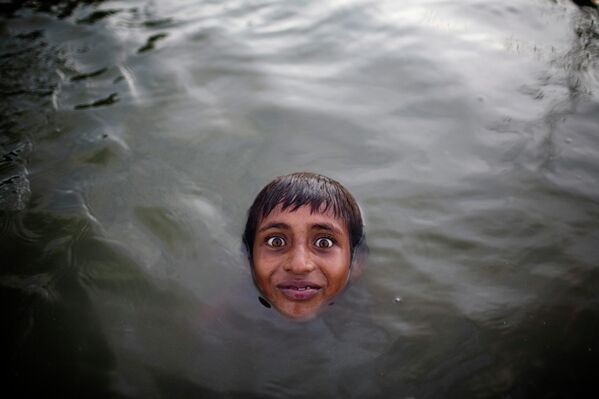 Хемијски и кућни отпад се баца у реку Буриганга, која протиче кроз Даку. Вода реке није само небезбедна за пиће, већ је и непогодна за употребу у прању и индустријске сврхе. На слици је налази Ракиб Ахамед, бангладешко дете радник. - Sputnik Србија