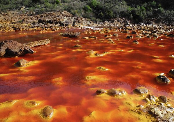 Рио Тинто је река у југозападној Шпанији. Рударске операције у горњем току реке узрокују да ова река буде изузетно кисела, што чини њену воду црвеном. - Sputnik Србија
